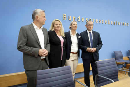 Bundespressekonferenz 'AfD - Auswirkungen der Landtagswahlen in Berlin und Mecklenburg-Vorpommern auf die Bundespolitik' in Berlin