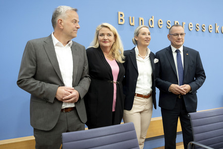 Bundespressekonferenz 'AfD - Auswirkungen der Landtagswahlen in Berlin und Mecklenburg-Vorpommern auf die Bundespolitik' in Berlin