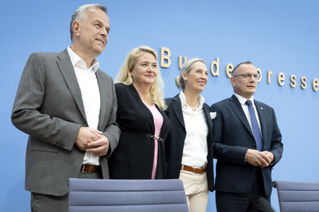 Bundespressekonferenz 'AfD - Auswirkungen der Landtagswahlen in Berlin und Mecklenburg-Vorpommern auf die Bundespolitik' in Berlin
