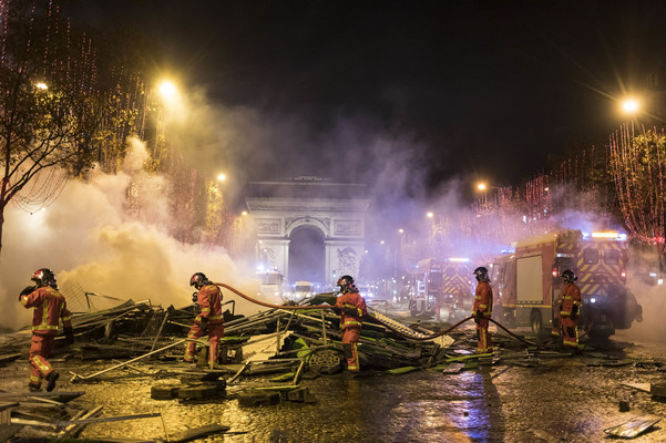 Ausschreitungen nach Demonstration der Warnwesten in Paris