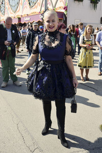 Damen-Wiesn 2015 von Unternehmerin Regine Sixt auf dem Oktoberfest in München
