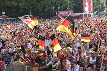 Fanmeile beim UEFA-Fußball-Europameisterschaft 2016 Spiel Deutschland gegen Nordirland in Berlin