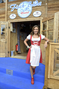 Oktoberfest-Anstich im Fisch Bäda Wiesnstadl in München