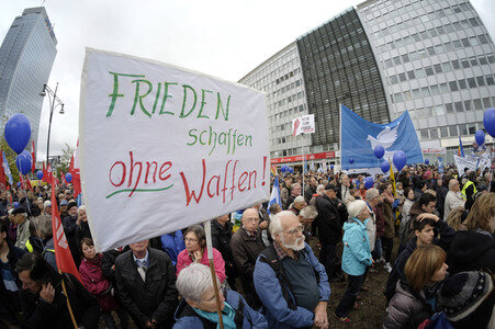 'Die Waffen nieder!' Demo in Berlin