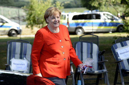 Angela Merkel besucht einen Milchbauernhof in Nienborstel