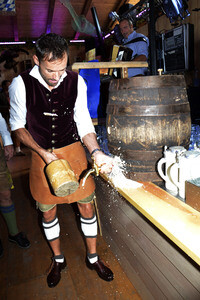 Oktoberfest-Anstich im Fisch Bäda Wiesnstadl in München