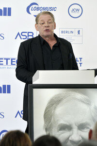 Offizielle Einweihung des Harald-Juhnke-Platzes in Berlin