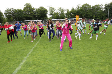 Charity-Fußballspiel 'Kicken mit Herz' in Hamburg
