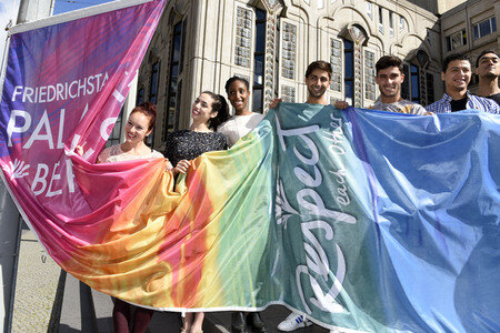 Hissung der 'Colours of Respect' Flagge in Berlin