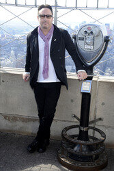Jullian Lennon und die Lupus Foundation schalten lila Licht am Empire State Building an, New York