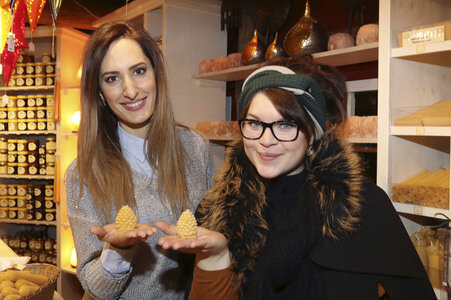 Jana Meyerdierks und Carolina Gorun auf dem Weihnachtsmarkt in Hamburg