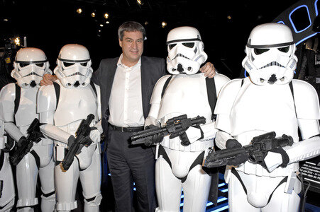 Markus Söder besucht 'Star Wars Identities' in München
