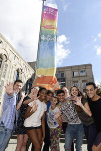 Hissung der 'Colours of Respect' Flagge in Berlin