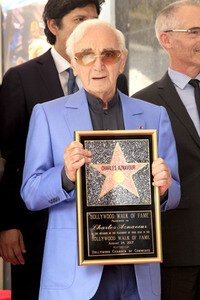 Charles Aznavour erhält einen Stern auf dem Hollywood Walk of Fame in Los Angeles