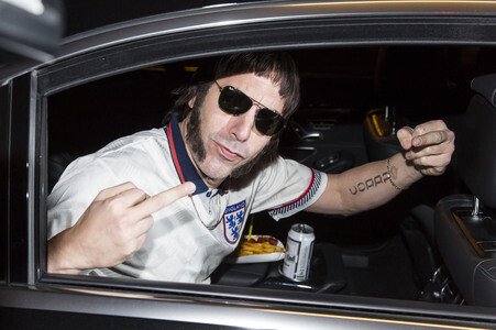 Sacha Baron Cohen bei seiner Ankunft in Berlin-Tegel