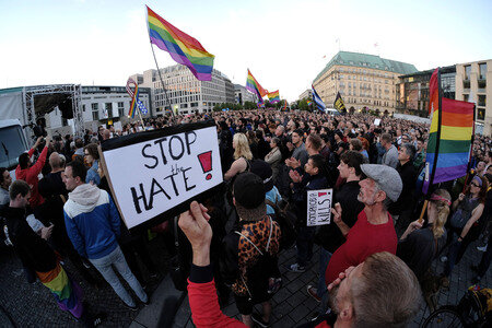 Gedenken an die Opfer des Anschlags von Orlando in Berlin