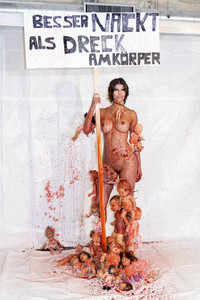 Kunstperformance Babydoll Fashion by Micaela Schäfer in Berlin