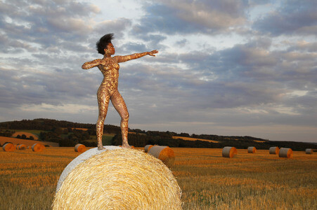 NATURE ART: Auf einem Feld in der Abendsonne / On a Field in the Evening Sun Bodypainting