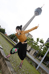 Bai Ling mit Entourage in Düsseldorf