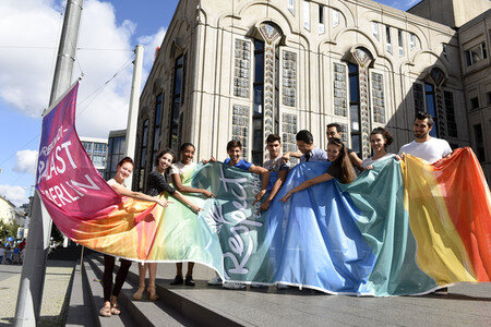 Hissung der 'Colours of Respect' Flagge in Berlin