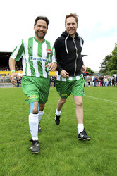 Charity-Fußballspiel 'Kicken mit Herz' in Hamburg