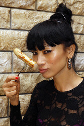 Bai Ling mit Entourage in Düsseldorf