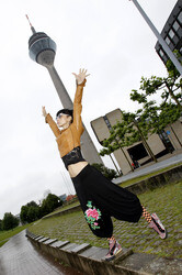 Bai Ling mit Entourage in Düsseldorf