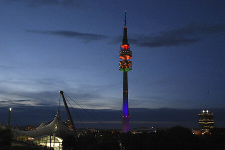 Der Olympiaturm in Regenbogenfarben in München