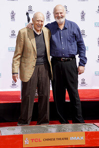 Hand and Footprint Ceremony mit  Carl und Rob Reiner in Los Angeles