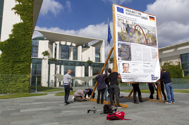 Info-Tafel über den Bau eines Friedhofs für unbekannte Einwanderer in Berlin
