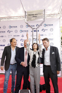 Offizielle Einweihung des Harald-Juhnke-Platzes in Berlin