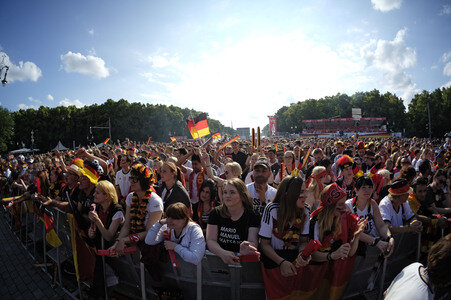 Fanmeile beim UEFA-Fußball-Europameisterschaft 2016 Spiel Deutschland gegen Nordirland in Berlin