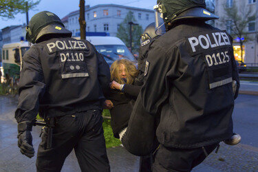 Demonstration vor dem Privathaus von Innensenator Henkel, Berlin