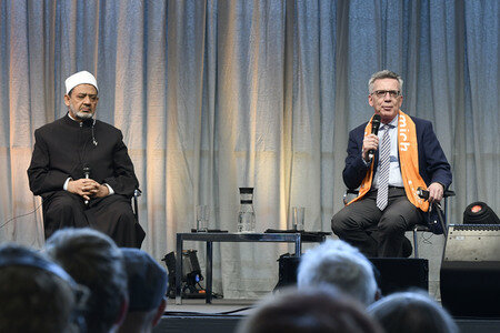 De Maizière und al-Tayyeb auf dem 36. Deutschen Evangelischen Kirchentag in Berlin