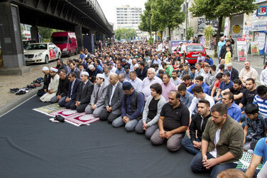 Freitagsgebet vor der abgebrannten Mevlana-Moschee, Berlin