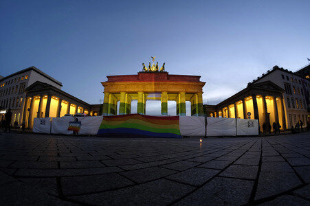 Gedenken an die Opfer des Anschlags von Orlando in Berlin