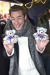 Teddybären Charity Verkauf der 'Sturm der Liebe' Stars in München