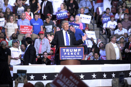 Wahlkampfveranstaltung von Donald Trump un Sunrise