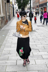 Bai Ling mit Entourage in Düsseldorf