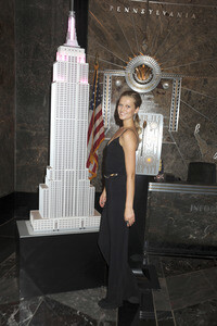 Toni Garrn schaltet das Licht am Empire Stae Building an in New York