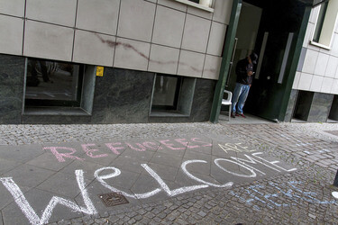 Flüchtlinge verlassen die Flüchtlingsunterkunft in der Gürtelstraße, Berlin