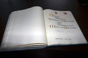 Eintrag des dänischen Kronprinzenpaares in das Ehrenbuch des Bayerischen Landtags in München