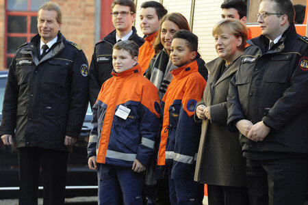 Angela Merkel besucht Jugendfeuerwehr in Berlin