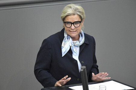 90. Sitzung des Deutschen Bundestages in Berlin