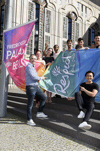 Hissung der 'Colours of Respect' Flagge in Berlin