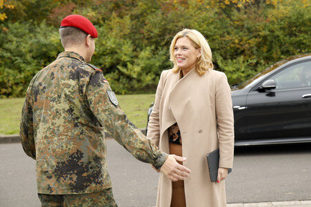 Julia Klöckner beim Besuch der Artillerieschule der Bundeswehr in Idar-Oberstein