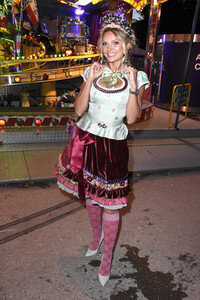 Almauftrieb in Käfers Wiesn-Schänke auf dem Oktoberfest 2018 in München