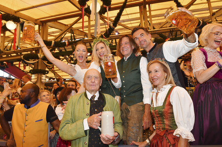 Wiesn Anstich im Schottenhamel Festzelt auf dem Oktoberfest 2025 in München