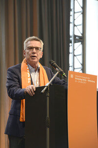 De Maizière und al-Tayyeb auf dem 36. Deutschen Evangelischen Kirchentag in Berlin