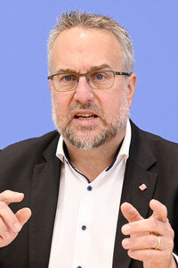 Bundespressekonferenz 'Sondervermögen für Infrastruktur - Mit Geld alleine kann man nicht bauen!' in Berlin